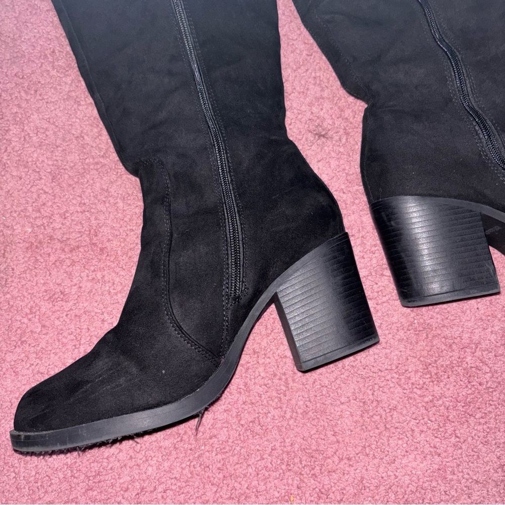 Women's Black Knee-High Block Heel Boots - Picture 11 of 16